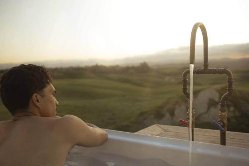 Sunsets, outdoor bath, mountain views, fire pit in Marotiri