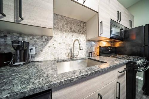 Walkable Little Italy 2BR King Bed Near CWRU & Cleveland Clinic, Cleveland (photo 11)
