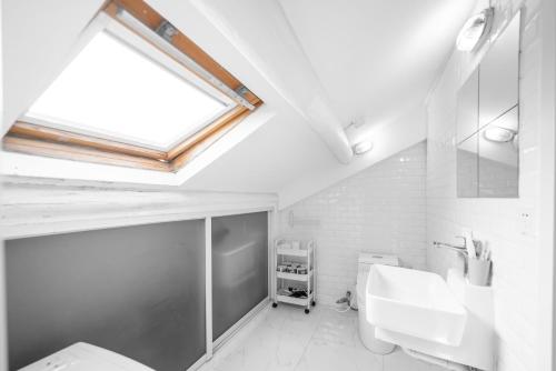 ShiGuang - Timeless Airy Lane House with Rooftop View - image 2