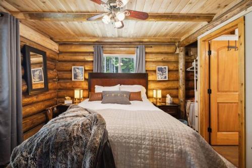 10-Acre Mountain Cabin – Hot Tub • Sauna • Dogs OK in Hoodsport (WA)