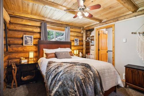 Vannas istaba, 10-Acre Mountain Cabin – Hot Tub • Sauna • Dogs OK in Hoodsport (WA)