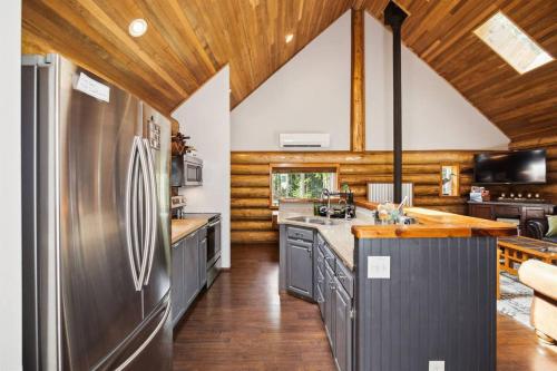 virtuve, 10-Acre Mountain Cabin – Hot Tub • Sauna • Dogs OK in Hoodsport (WA)