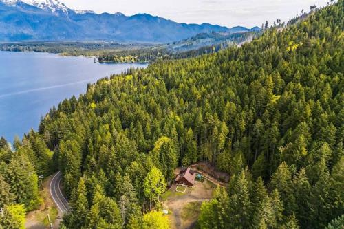 Tuvākā izklaides vieta, 10-Acre Mountain Cabin – Hot Tub • Sauna • Dogs OK in Hoodsport (WA)