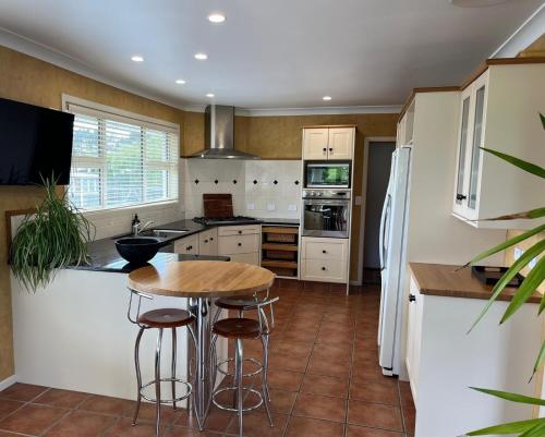 Mount Taranaki Basecamp 4BR Farmhouse & Games Room in Pembroke