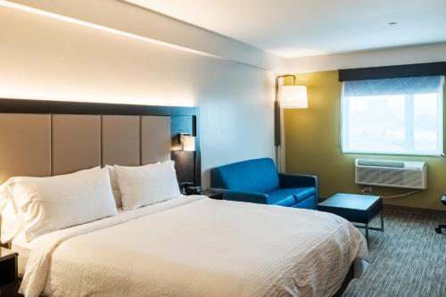 Holiday Inn Express Maspeth Room Type - King Suite