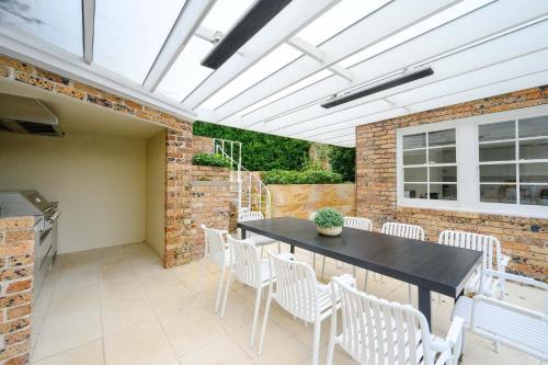 Elegant French Gem Rose Bay Escape Near BondiBeach - image 2