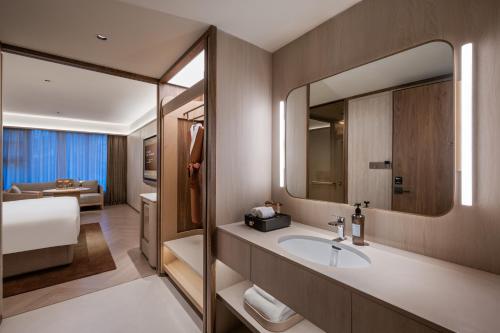 Crystal Hotel Qingdao Badaguan Scenic Area - image 4