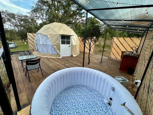 . Domo en bosque con jacuzzi