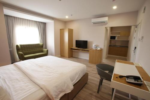 Deluxe King Room image 4