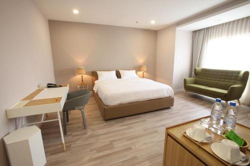 Deluxe King Room image 3