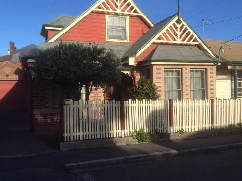 City townhouse walking distance to city Launceston