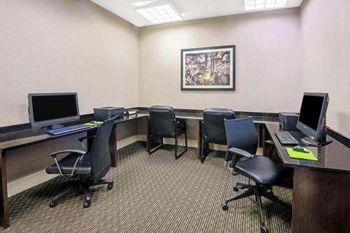 La Quinta by Wyndham San Antonio Airport - image 12