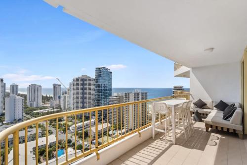 Luxury 3BR in Gold Coast with Ocean & City Views – khách sạn tại Bãi Biển Chính