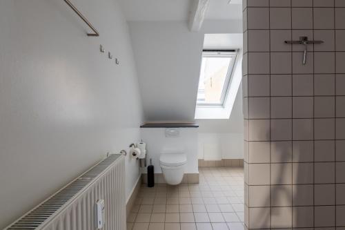 Light-Filled 5BR Home Near Tivoli & Strøget for 12 - image 4
