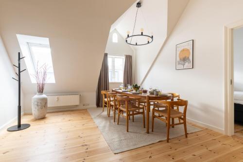 Light-Filled 5BR Home Near Tivoli & Strøget for 12 - image 3