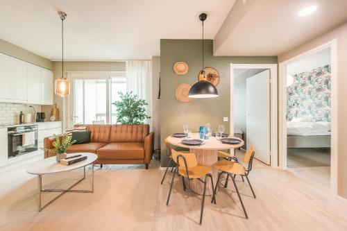 Stylish 2BR with Balcony, AirCon, 24h Shop