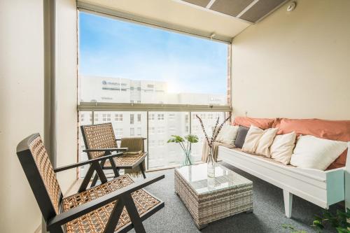 Stylish 2BR with Balcony AirCon 24h Shop - image 4