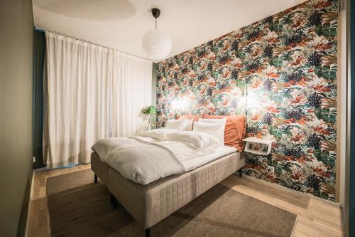 Stylish 2BR with Balcony AirCon 24h Shop - image 3