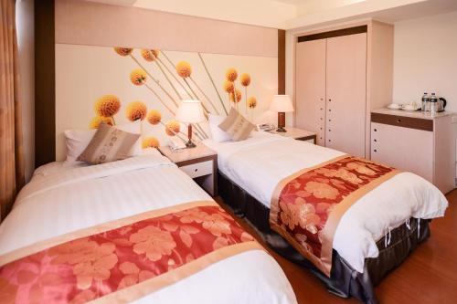 Business Twin Room image 5