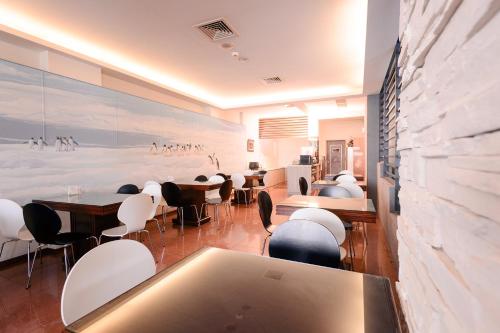 Restaurant, Waugh Den Business Hotel in Beitun District