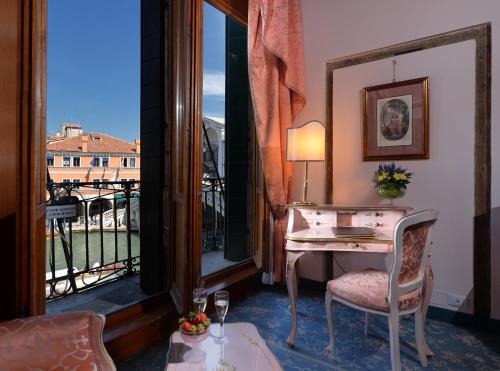 Junior Suite with Balcony and Grand Canal View - no smoking