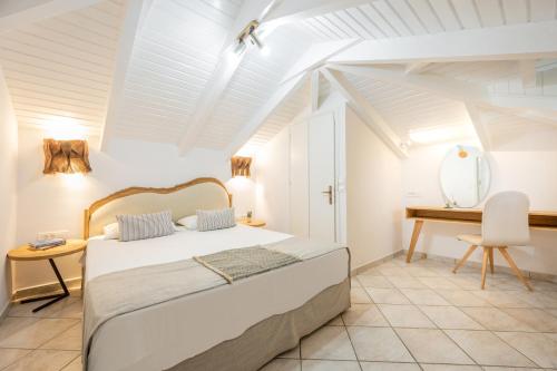 Spiros Family Apts Room Type - One-Bedroom Apartment