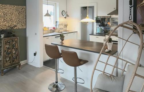 virtuve, Nice Home In Thyholm With Wifi in Thyholm