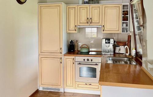 virtuve, Beautiful Home In Prokowo With Sauna in Sianowska Huta