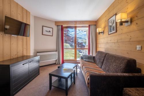 1 twin bed, 1 sofa bed