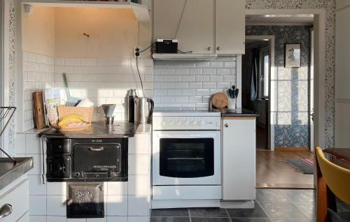 virtuve, Stunning Home In Mårdaklev With Wifi (Stunning Home In Mardaklev With Wifi) in Alnas