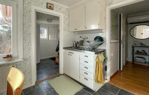 virtuve, Stunning Home In Mårdaklev With Wifi (Stunning Home In Mardaklev With Wifi) in Alnas