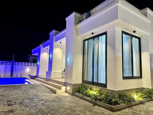 Cozy 2BDRM Apartment - Mbezi Beach Africana – khách sạn tại Kunduchi