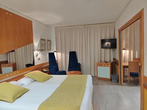 2 twin beds, 1 sofa bed