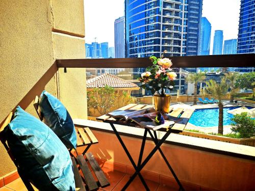 Seaside Serenity Residence Elegant 1BR Escape in Palm Jumeirah by La Buena vida holiday homes, Dubaï