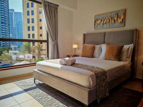 Seaside Serenity Residence Elegant 1BR Escape in Palm Jumeirah by La Buena vida holiday homes, Дубай (фото 3)
