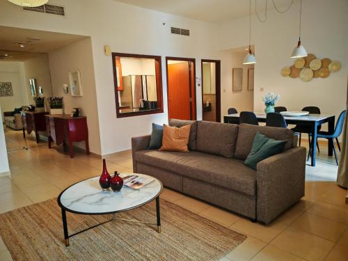 Seaside Serenity Residence Elegant 1BR Escape in Palm Jumeirah by La Buena vida holiday homes, Дубай (фото 2)