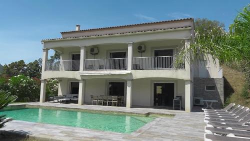 Villa 300m2 piscine chauffée et jacuzzi-spa de nage gîte à louer Chalet nature en Castagniccia (Corse)