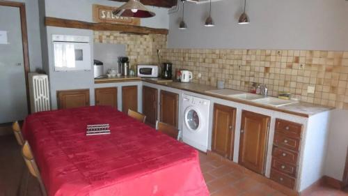 Spacieuse maison avec piscine partagee a Razes in Nieul