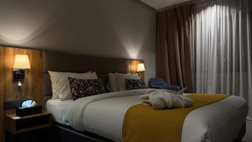 Double or twin room, pool view