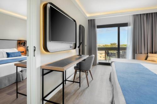 1 queen bed, 2 twin beds, 2 sofa beds