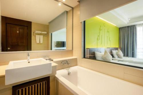 room detail thumbnail 2