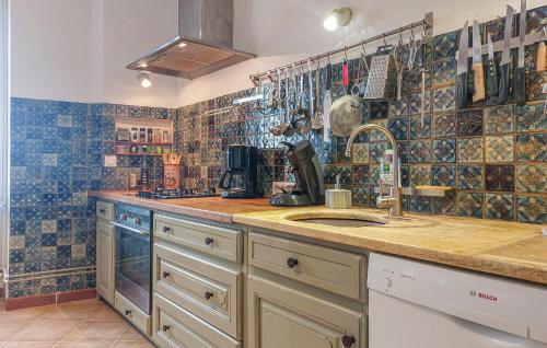 virtuve, 6 Bedroom Beautiful Home In Touvre in Touvre