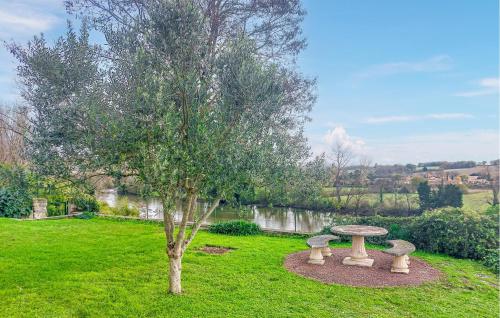 Viesnīcas āriene, 6 Bedroom Beautiful Home In Touvre in Touvre