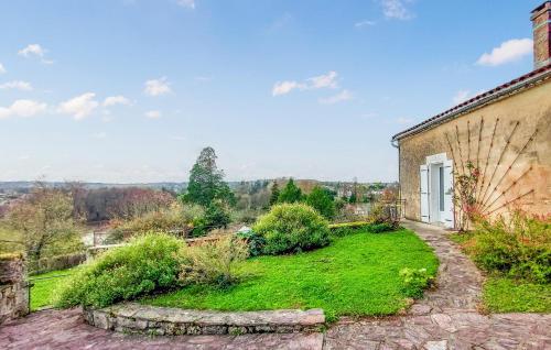 Viesnīcas āriene, 6 Bedroom Beautiful Home In Touvre in Touvre