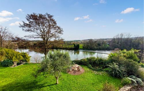 Skats, 6 Bedroom Beautiful Home In Touvre in Touvre