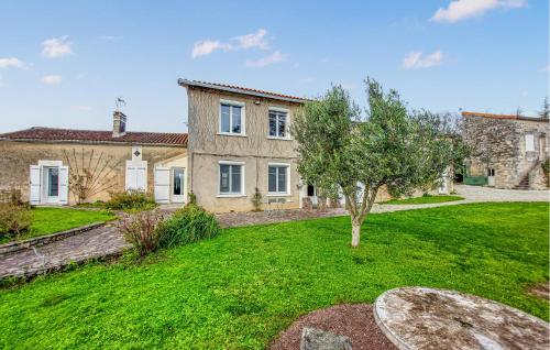 Viesnīcas āriene, 6 Bedroom Beautiful Home In Touvre in Touvre
