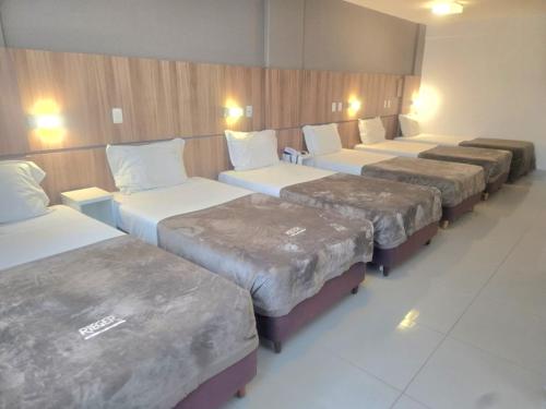 1 queen bed, 4 twin beds