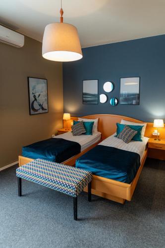 2 twin beds