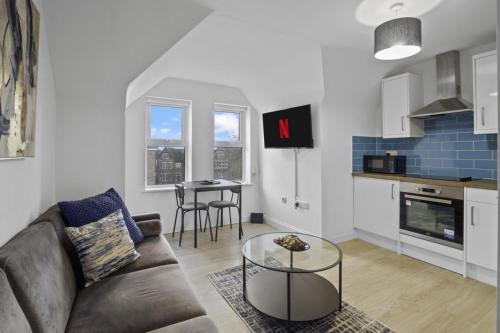 Modern Apartment I Self Check-in I Wi-Fi I Free Private Parking I Sleeps 3