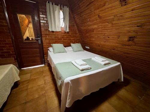 1 double bed, 1 twin bed